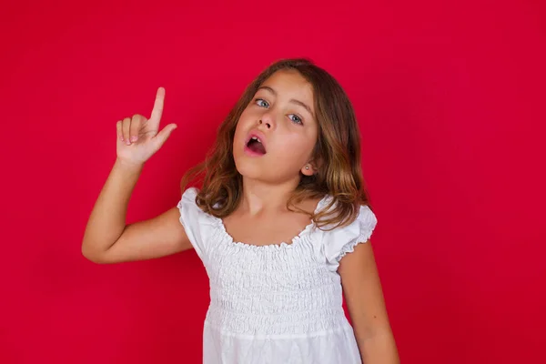 Маленька Біла Дівчинка Вказує Пальцем Успішну Ідею Вийшов Щасливий Номер — стокове фото