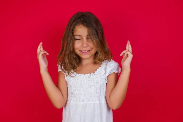 Little Caucasian Girl Gesturing Finger Crossed Smiling Hope Eyes Closed — Stock Photo, Image