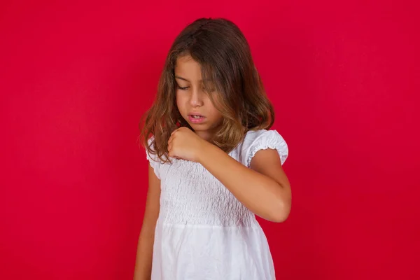風邪や気管支炎の症状として気分が悪く咳をしている小さな白人の女の子 医療の概念 — ストック写真