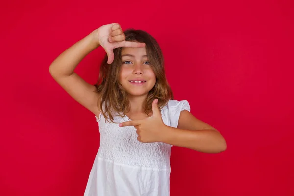 Маленька Біла Дівчинка Робить Рамку Пальців Руками Концепція Творчості Фотографії — стокове фото