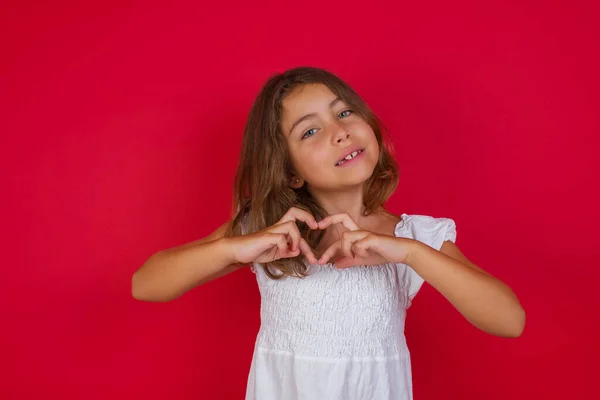 Pequena Menina Caucasiana Com Belos Olhos Azuis Fazendo Forma Símbolo — Fotografia de Stock