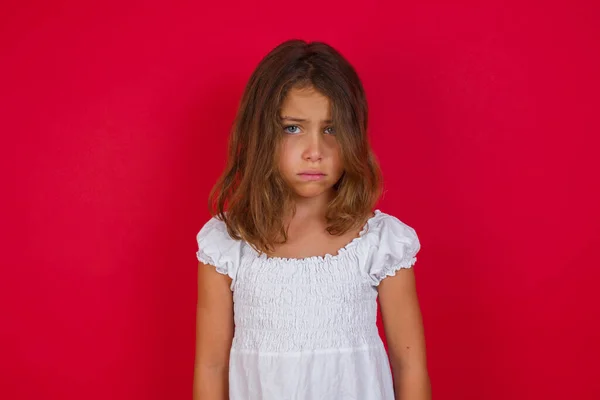 Pequeña Chica Caucásica Con Hermosos Ojos Azules Frunce Ceño Como — Foto de Stock