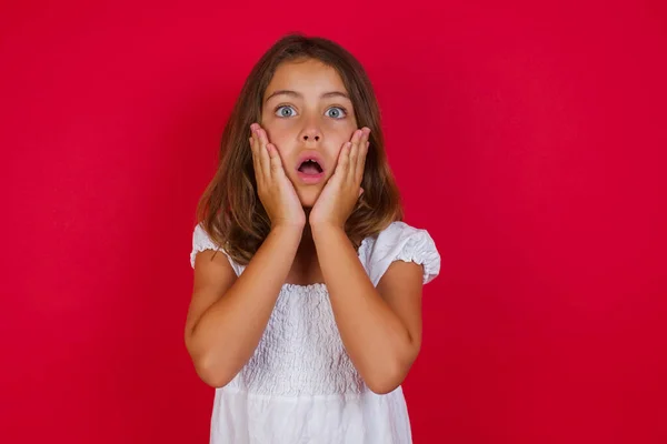 恐怖のスタジオショット美しい青い目の小さな白人の女の子 人と人間の感情の概念 — ストック写真