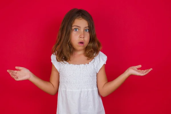 Little Caucasian Girl Beautiful Blue Eyes Feels Puzzled Hesitant Shrugs — Stock Photo, Image