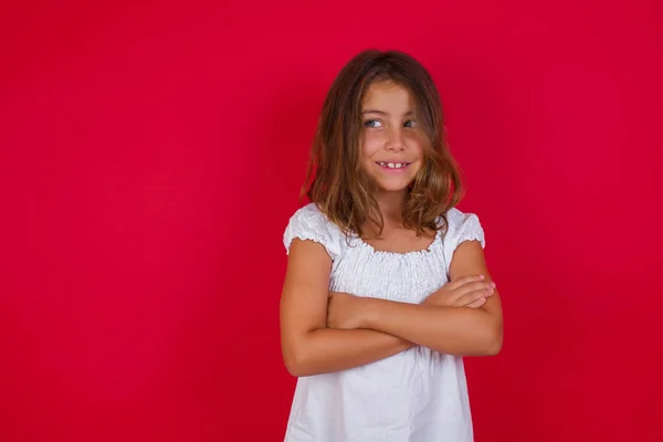 Pequeña Chica Caucásica Con Hermosos Ojos Azules Cruzando Brazos Bien — Foto de Stock