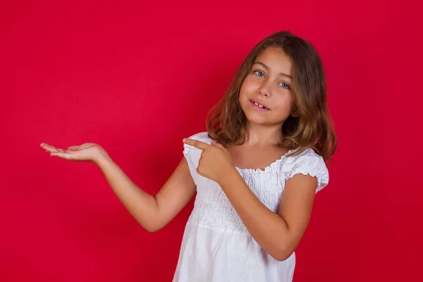 Pequena Menina Caucasiana Com Belos Olhos Azuis Mão Mostrando Propaganda — Fotografia de Stock