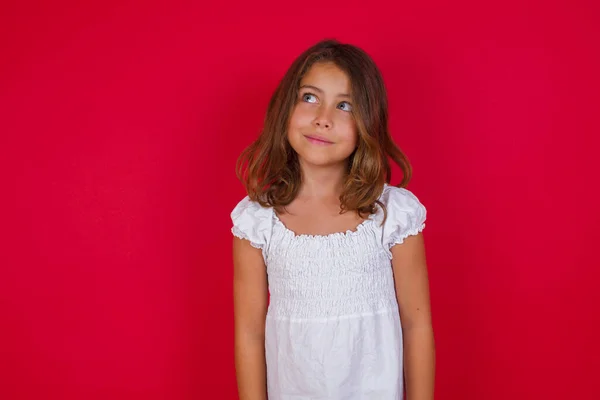 小さなCaucasian女の子とともに美しいです青い目見脇に空のスペース — ストック写真