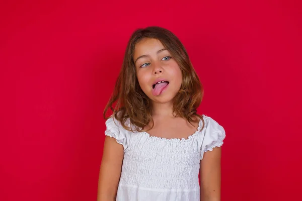 Niña Caucásica Con Hermosos Ojos Azules Mostrando Cara Mueca Cruzando — Foto de Stock