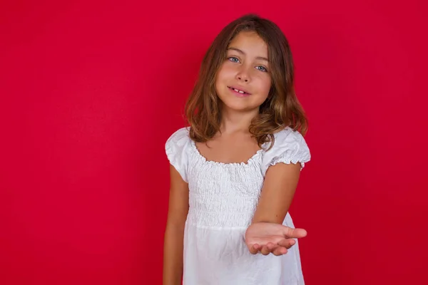 Маленька Біла Дівчинка Красивими Блакитними Очима Пропонує Долоням Допомогу Прийняття — стокове фото