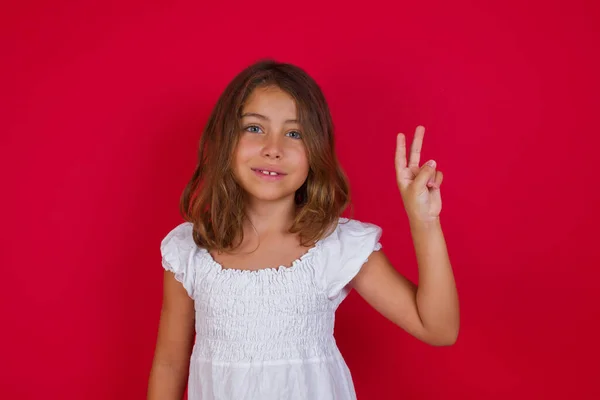 Pequeña Chica Caucásica Con Hermosos Ojos Azules Mostrando Apuntando Hacia — Foto de Stock