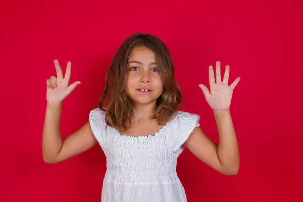 Pequena Menina Caucasiana Com Belos Olhos Azuis Mostrando Apontando Para — Fotografia de Stock