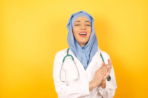 Young Female Doctor Wearing Medical Uniform Clapping Applauding Happy Joyful — Stock Photo, Image