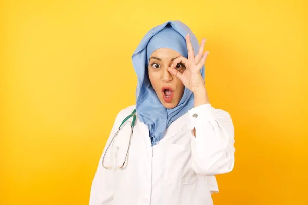 Jovem Médica Vestindo Uniforme Médico Fazendo Gesto Chocado Com Rosto — Fotografia de Stock