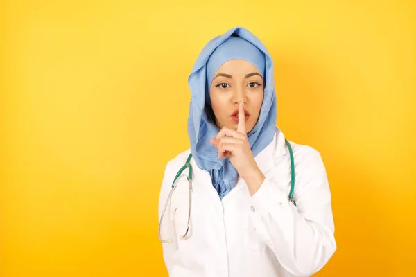 Jonge Vrouwelijke Arts Medisch Uniform Vraagt Stil Zijn Met Vinger — Stockfoto