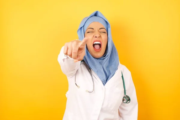 Όμορφη Γυναίκα Άραβας Γιατρός Στηθοσκόπιο Πάνω Από Κίτρινο Φόντο Στούντιο — Φωτογραφία Αρχείου