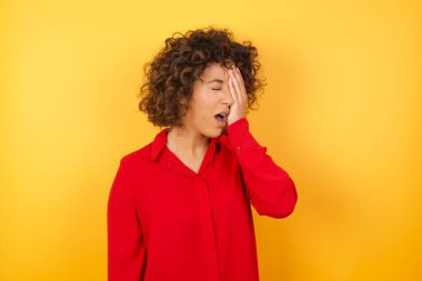 Yarı yüzü, gözü ve ağzı eliyle kaplayan güzel genç bir kadın. Yüzüm acıyor..