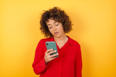 Güzel genç bayan yeni akıllı telefon kullanıyor.
