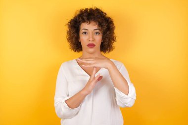 Genç ve güzel bir kadın mola veriyor..