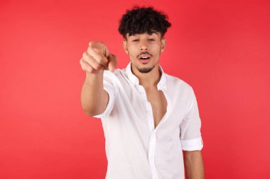 Genç adam parmağıyla işaret ederek şaşırdı, ağzı açık hayret verici bir ifade, ön tarafta bir şey..