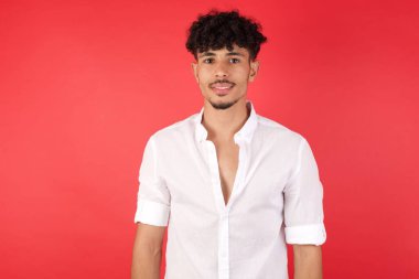 Yüzünde mutlu ve havalı bir gülümseme olan genç yakışıklı bir adam. Şanslı kişi..