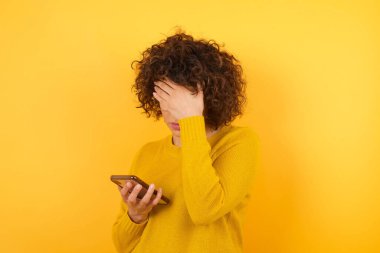 Stüdyoda cep telefonuyla ağlayan kadın, uzay duvarını kopyala 