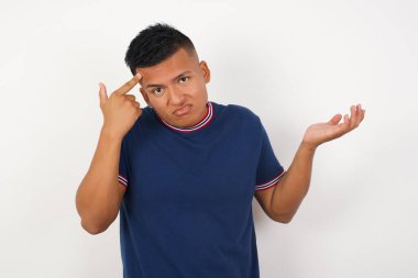 Yakışıklı genç adamın kafası karışmış ve avuç içi açık fotokopi alanı ve alnını göstermekten rahatsız olmuş. Bunu bir düşün..