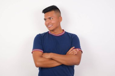 Rüya gibi bir dinlenme portresi. Kollarını kavuşturmuş rahat bir adam. 