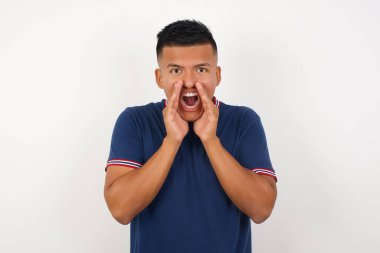 Yakışıklı genç adam heyecanla bağırıyor..