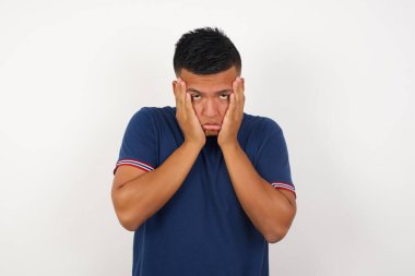 Yüzü, depresyonu ve üzüntüyü örten yakışıklı genç bir adam, sorun yüzünden üzgün ve tedirgin.