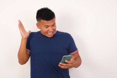 Yakışıklı genç adam el ele tutuşuyor. Akıllı telefon, gazete okuyor. 