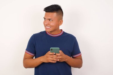 Yakışıklı delikanlı el ele tutuşuyor. Yeni akıllı telefon.