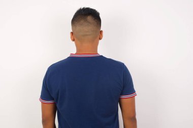 Yakışıklı bir delikanlının arka görünüşü 