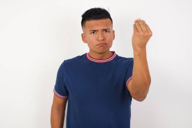 Genç adam tipik İtalyan jestleri yapıyor, kameraya bakıyor.