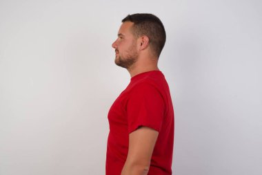 Adam yana bakıyor, rahat profil pozu veriyor doğal bir yüz ve kendine güvenen bir gülümseme..