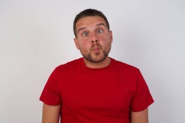 Adam dudaklarıyla balık suratı yapıyor. Çılgınca ve komik bir jest. Komik ifade.