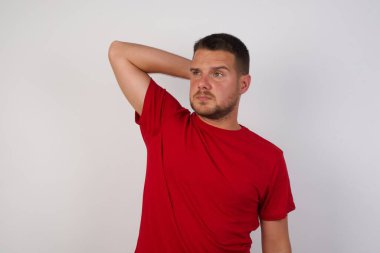 Kafası karışık bir adam, şüpheyle belirsiz, kafa üstü düşünen. Düşünceli kavram.