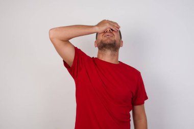 Suratı asık bir adam şaşırtmak için gözlerini kapatıyor. Kör.  