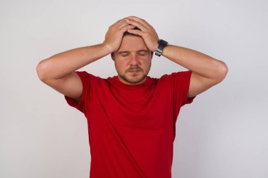 Adam aşırı çalışma yüzünden çaresiz ve stresli bir baş ağrısı çekiyor. Depresyon ve acı kavramı.