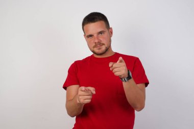 Adam mutlu ve komik yüzüyle kamerayı işaret ediyor. İyi enerji ve titreşimler. 