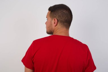 Gri duvara karşı duran adamın arka tarafı. Stüdyo Çekimi 