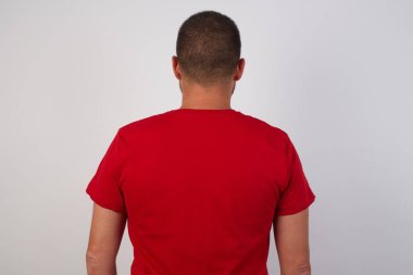 Gri duvarın önünde dikiz aynasındaki adam. Stüdyo Çekimi.