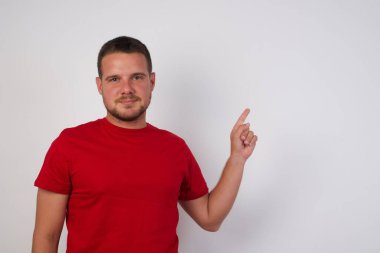 Boş alanda parmağını gösteren adam, satış müdürü