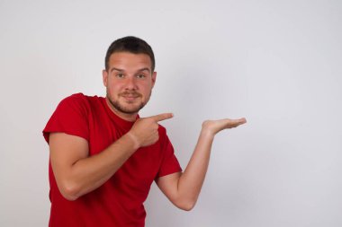 Adam parmaklarını kenarı işaret ediyor, boşluğu kopyala 