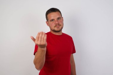 Beyaz arka planda kırmızı tişörtlü genç adam, benimle gelmeye davet ediyor. 