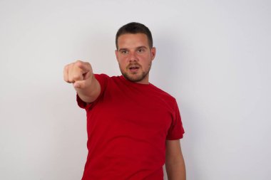 Parmakla işaret eden adam şaşırdı, ağzı açık hayret verici bir ifade, ön tarafta bir şey..