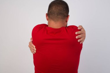 İnsanın kendine sarılışını, kendini sevişini ve özgüvenini.