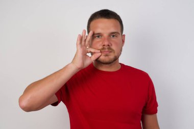 Adam parmakları ve dudakları fermuar gibi kapalı, gizli ve sessiz, tabu  