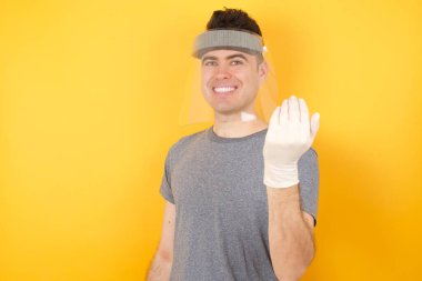 Plastik şapkalı mutlu adam, seni davet ediyor.