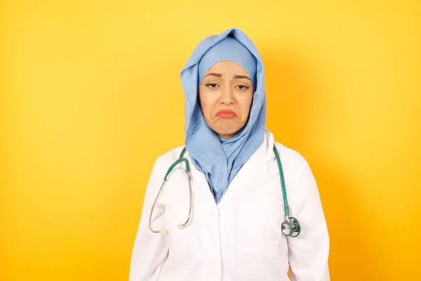 Belle Femme Médecin Arabe Avec Stéthoscope Sur Fond Jaune Studio — Photo