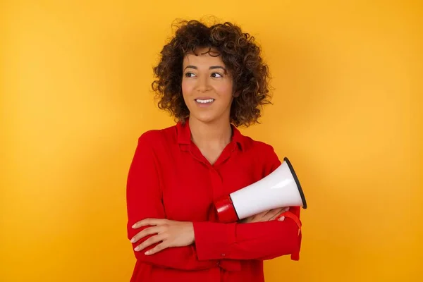 Portret Van Een Mooie Vrouw Poseren Met Luidspreker Gele Studio — Stockfoto